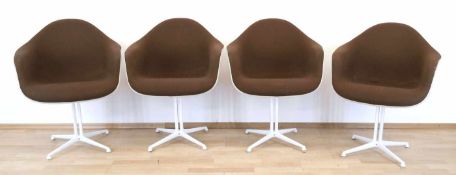 Sitzgruppe, Charles und Ray Eames für Hermann Miller, 1960er Jahre, bestehend aus Ausziehtisch und