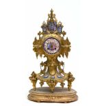 Pendule, Frankreich um 1880, Messing, reich reliefiert und verziert mit polychrom bemalten