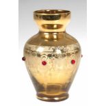 Kleine Vase, nach Entwurf Fritz Heckert, gelbes Glas mit goldfarbenem Überfang, mit floralem Dekor