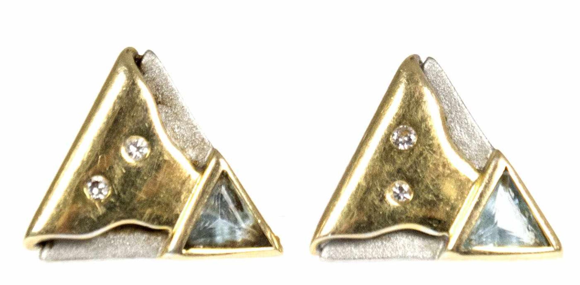 Paar Ohrstecker, 585er GG/WG, dreieckige Form, besetzt mit Aquamarin u. Brillanten, L. 1,1 cm Paar