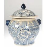 Deckel-Terrine, China, 20er Jahre, Keramik, mit floraler Blaumalerei, 2 Handhaben als Löwenkopf,
