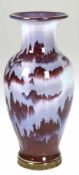 Ochsenblut-Vase, China, ochsenblutrote Glasur mit weißem und blauem Überfang, H. 24 cm