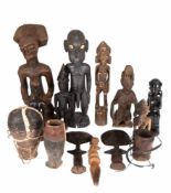 Konvolut von 14 verschiedene afrikanische Figuren und Behälter, dabei Trinkflasche und Mörser,