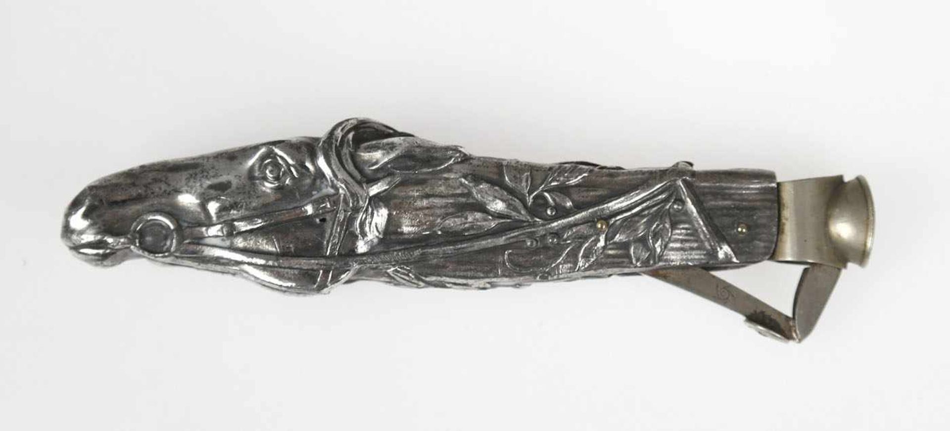 Jugendstil-Zigarrenabschneider in Form eines Pferdekopfes, Zinn, reliefiert, L. 14 cm