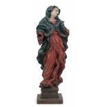 Alpenländische Heiligenfigur "Maria", um 1750, Holz, geschnitzt, farbig gefaßt, Hände fehlen,