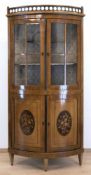 Biedermeier-Eckschrank, um 1810, Kirsche furniert, z.T. ebonisiert, Blumenintarsien, 1/4-runder