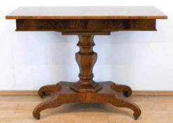 Biedermeier-Tisch, Nußbaum furniert, über 4-passig eingebogtem Fuß 6-kantige Balustersäule und