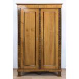 Biedermeier-Kleiderschrank, um 1820, Kirsche/Nußbaum furniert, intarsiert, 2-türiger Korpus mit