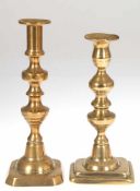 2 Messing-Leuchter, 1-flammig, eckiger Stand mit mehrfach gegliedertem Schaft, Gebrauchspuren, H.