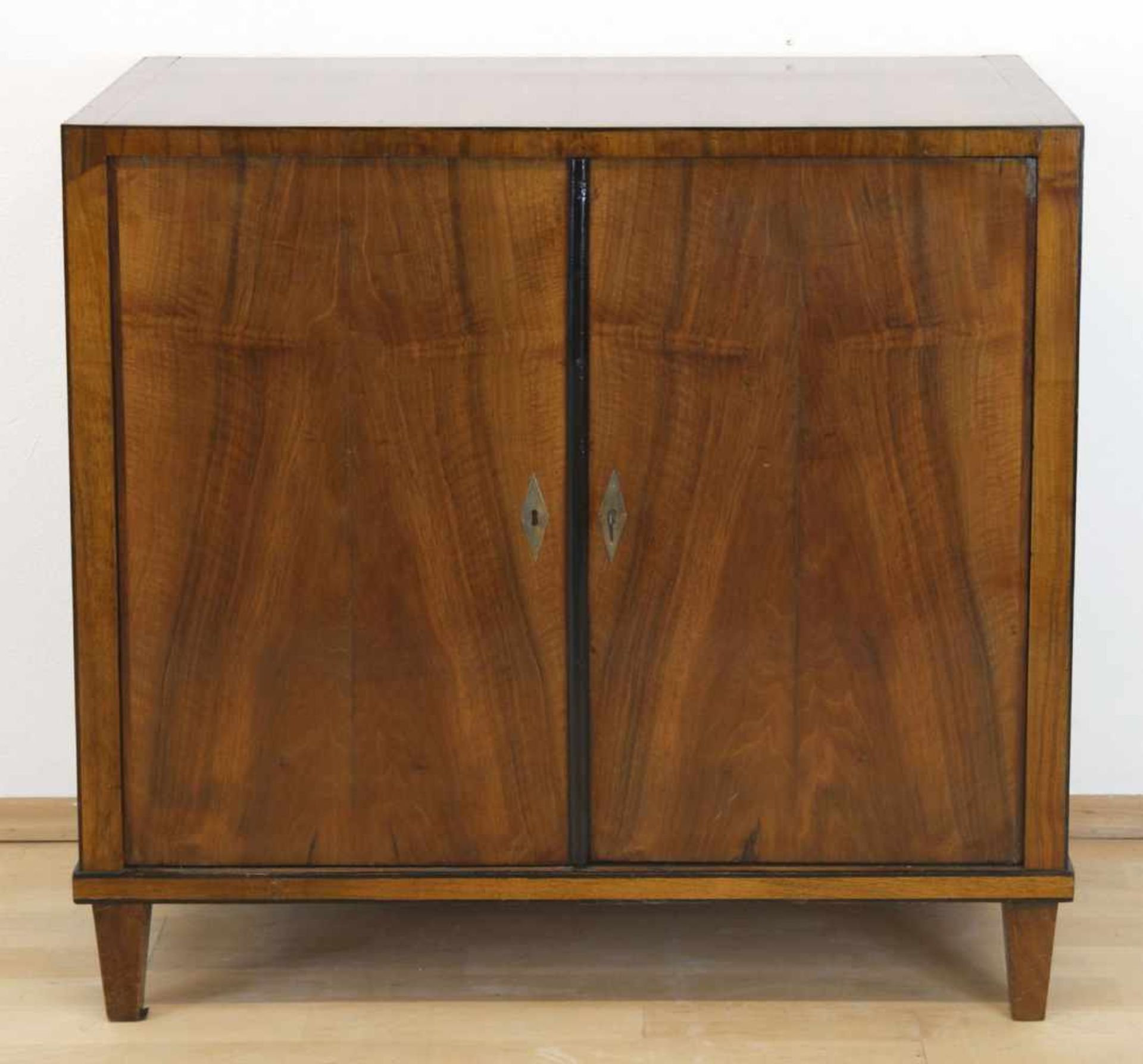 Biedermeier-Halbschrank, Mahagoni furniert, 2-türiger Korpus, 82x87x45 cm