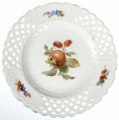 Meissen-Teller, Fruchtmalerei, mit durchbrochenem Rand, Schwertermarke, 2 Schleifstriche, Dm. 23 cm