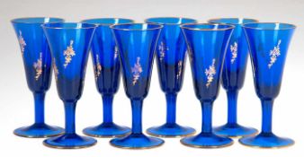 8 Likörgläser, um 1900, blaues Glas, Kelchform mit kurzem Stiel auf rundem Stand, mit Golddekor, H.