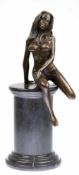 Bronze-Figur "In erotischer Pose sitzender weiblicher Akt", Nachguß 20. Jh., bez. "Mavchi", braun