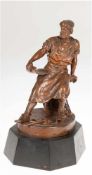 Gewso, Rene (Französischer Bildhauer, tätig 2. Hälfte 19. Jh.) "Sitzender Schmied", Bronze, Gewso,