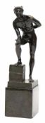 Figur "Hermes der Götterbote", Bronze, auf quadratischem Mamorsockel, braun patiniert, unsign.,