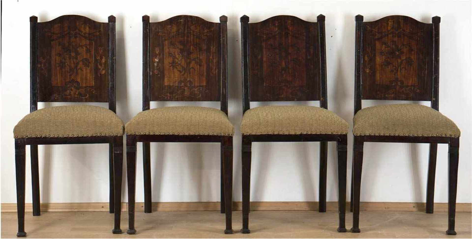 4 Stühle, um 1900, mahagonifarben, intarsierte Rückenlehne mit Floral- und Vogelmotiven,