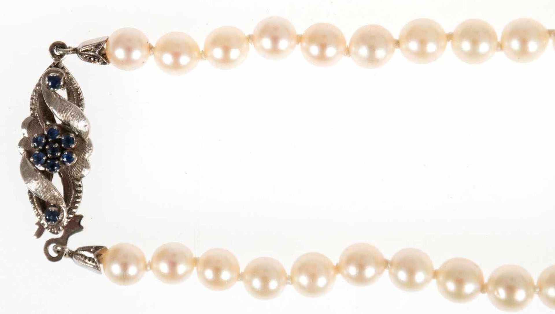 Perlenkette, Perlen im Verlauf, Dm. 8,5 mm-5,5 mm, Schließe 750er WG, besetzt mit Saphiren, L. 49 - Bild 2 aus 2