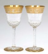 2 Kristall-Gläser, Saint-Louis, geschliffenes Glas mit Ätz- und Golddekor, H. 10,5 cm
