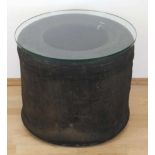 Tisch aus einem Formel 1-Reifen, Good Year, aufgelegte runde Glasplatte, H. 52 cm, Dm. 60 cm Tisch