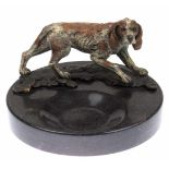 Bronze-Figur auf Schale "Jagdhund", Nachguß 20. Jh., farbig gefaßt, Wiener Gießermarke "AB in