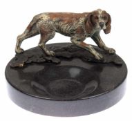 Bronze-Figur auf Schale "Jagdhund", Nachguß 20. Jh., farbig gefaßt, Wiener Gießermarke "AB in