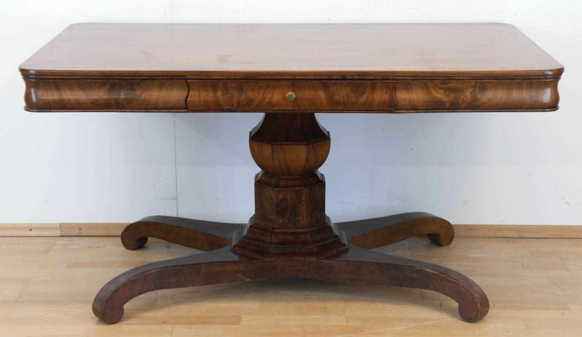 Biedermeier-Tisch, Mahagoni furniert, über ausladenem 4-passigem Fuß 8-kantige Balustersäule, in