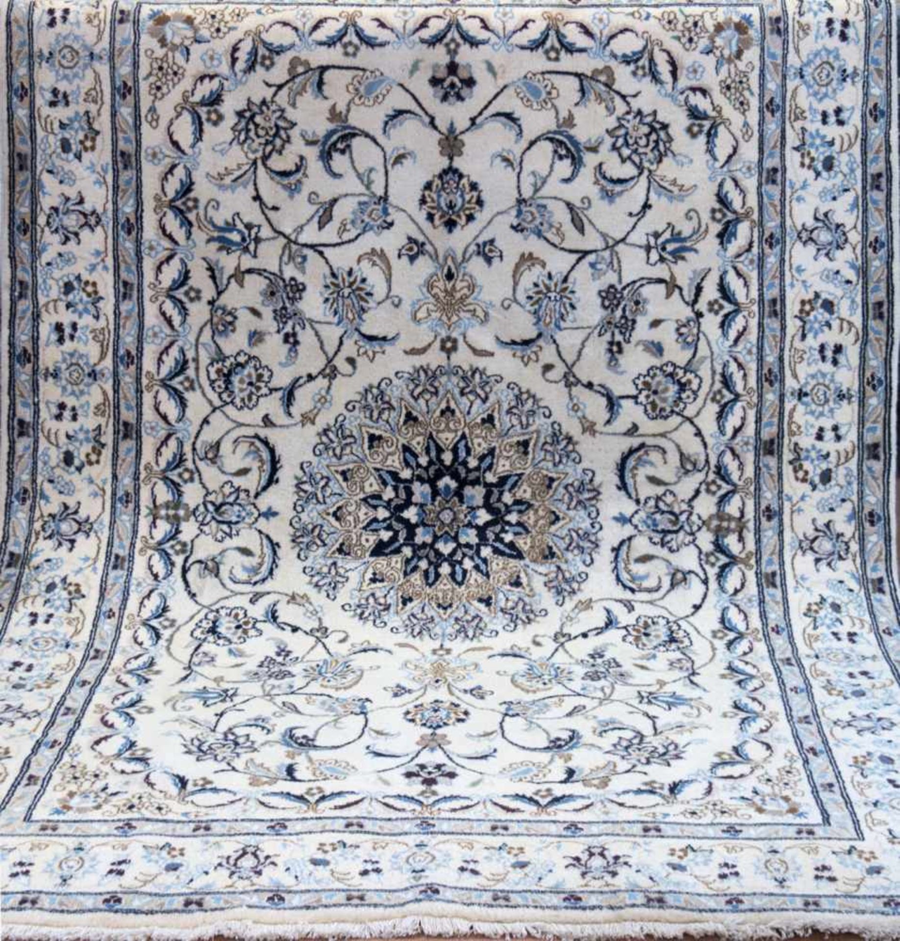 Persischer Nain, hellgrundig, mit zentralem Medaillon und Floralmotiven, 1 Ecke leicht belaufen,