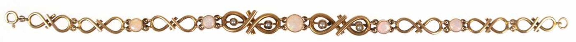 Armband, um 1920, 375er GG, besetzt mit 5 Opalcabouchons und Saatperlen, L. 19 cm Armband, um 1920,