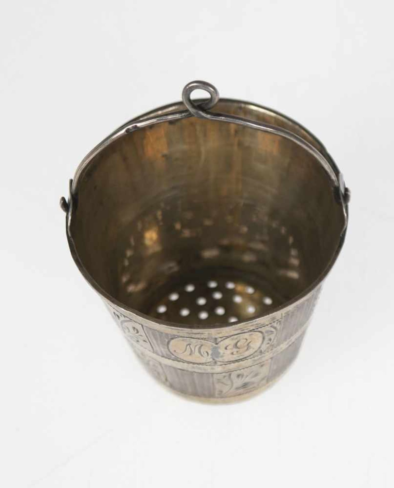 Teesieb, Rußland, 84 Zol. Silber, punziert, ca. 15 g, innen vergoldet, in Form eines Eimers, fein - Image 2 of 2