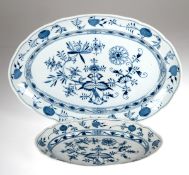 2 Meissen-Platten, Zwiebelmuster, ovale Form, große Platte mit blauer Schwertermarke, 2