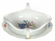 Meissen-Sauciere, 1924-1934, Bunte Blumen 2, Neuer Ausschnitt, ovale Form mit 2 Handhaben, 3