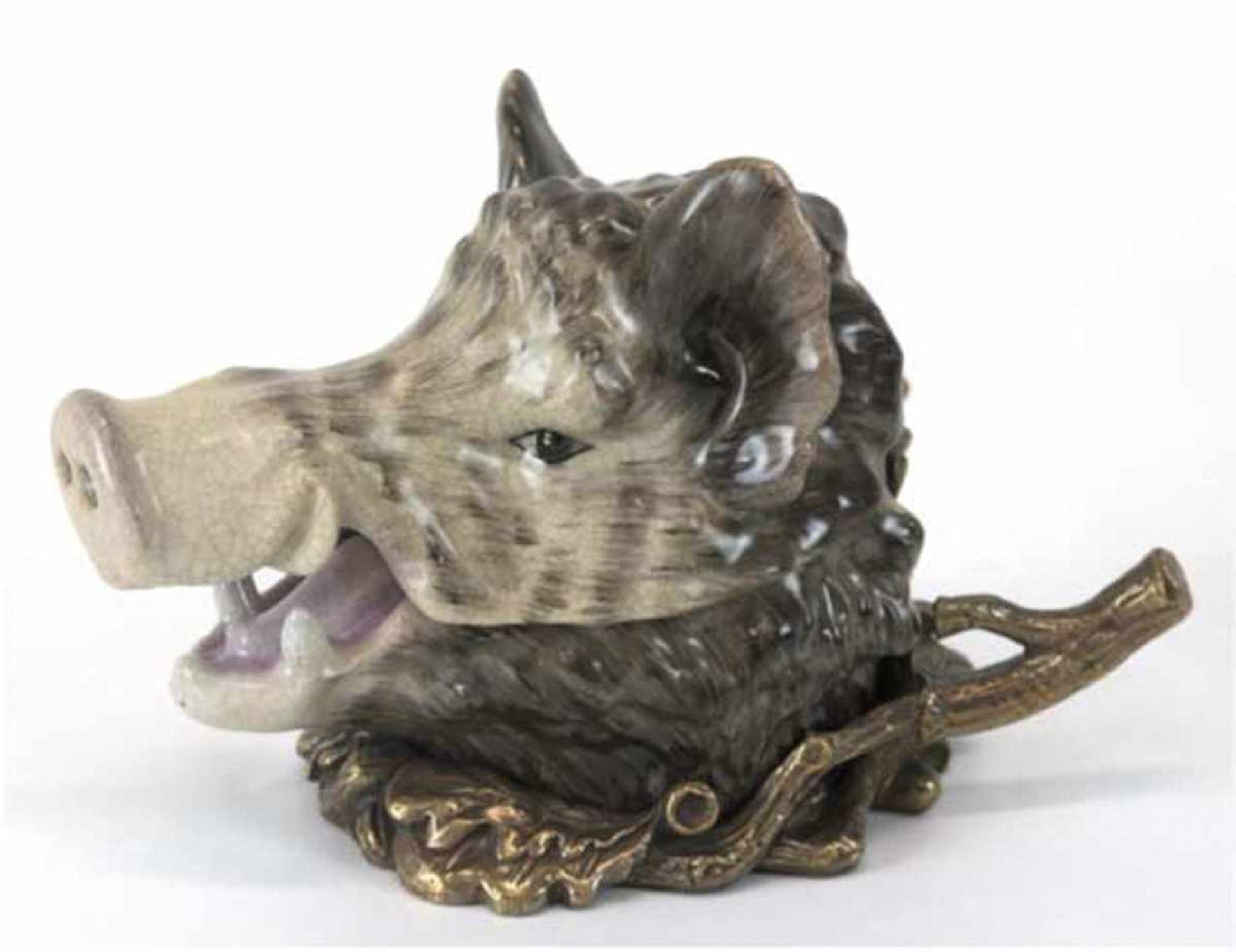 Deckeldose in Form eines Keilerkopfes, Porzellan polychrom bemalt, Bronze-Montierung in