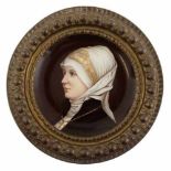 Teller mit Porzellanmalerei "Porträt einer jungen Frau", reliefierte Messing Fahne, Dm.