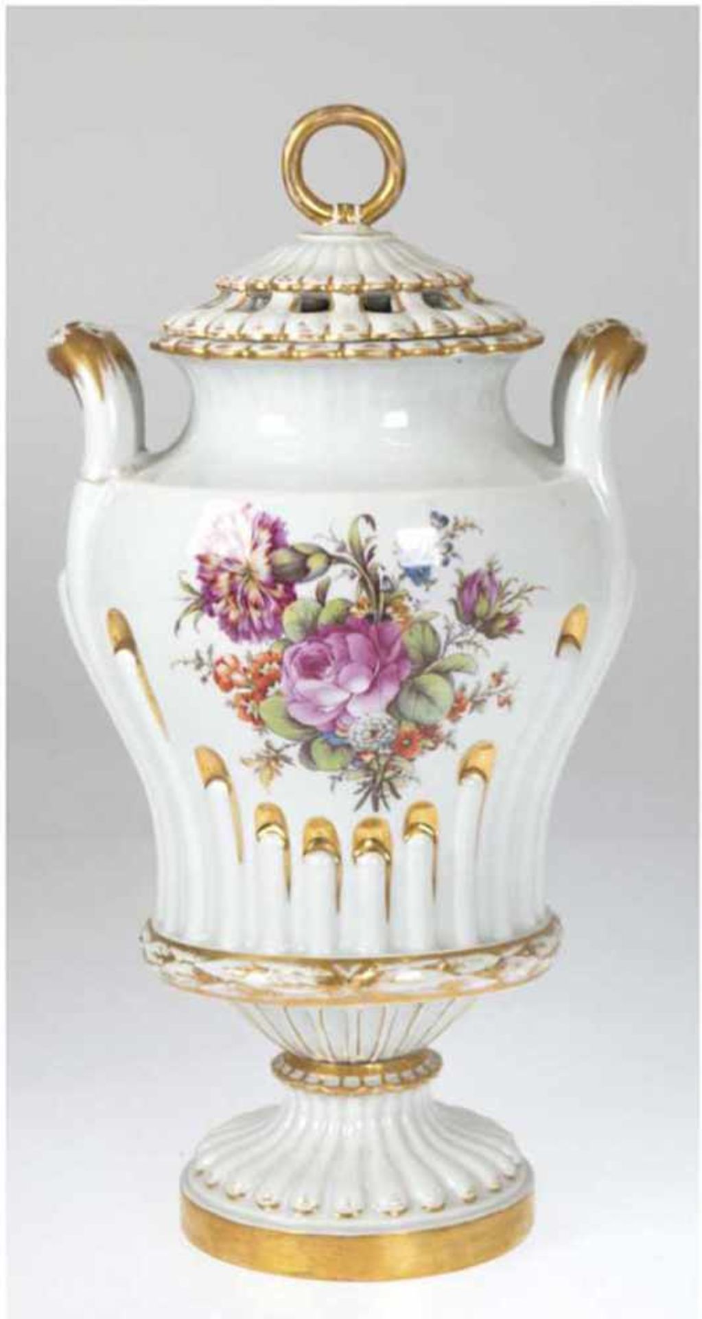 Potpourri-Vase, 18. Jh., Fürstenberg, polychrome Blumenmalerei und Goldstaffage,