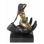 Bronze-Figurengruppe "Weiblicher Akt in geöffneter Hand kniend", Nachguß 20. Jh., signiert