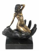 Bronze-Figurengruppe "Weiblicher Akt in geöffneter Hand kniend", Nachguß 20. Jh., signiert