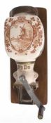 Wandkaffeemühle, 20/30er Jahre, über gußeisernem Mahlwerk mit Handkurbel Keramikbehälter