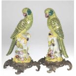 Paar Papageien, 20. Jh., Keramik mit Bronzemontierung, vollplastisch, polychrome