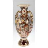 Vase, Keramik, Balusterform mit 2 seitl. Handhaben, helle Glasur, reiche figürliche und