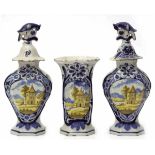 Satz von 3 Vasen, Delft um 1750, De Drie Klokken, bestehend aus 2 Deckelvasen und 1 Vase,