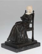 Wiener Bronze "Dame im Stuhl sitzend und ein Buch lesend", Österreich/Wien um 1900,