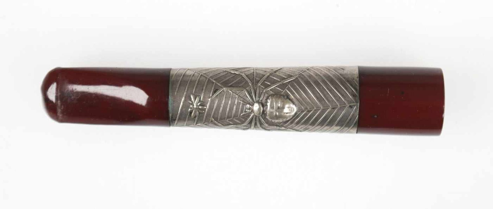 Zigarettenspitze, 800er Silberverzierung mit reliefierter Spinne im Netz, im Etui, L. 8,5