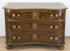 Barock-Kommode, um 1750, Nußbaum furniert, 3-schübiger, frontseitig geschweifter Korpus