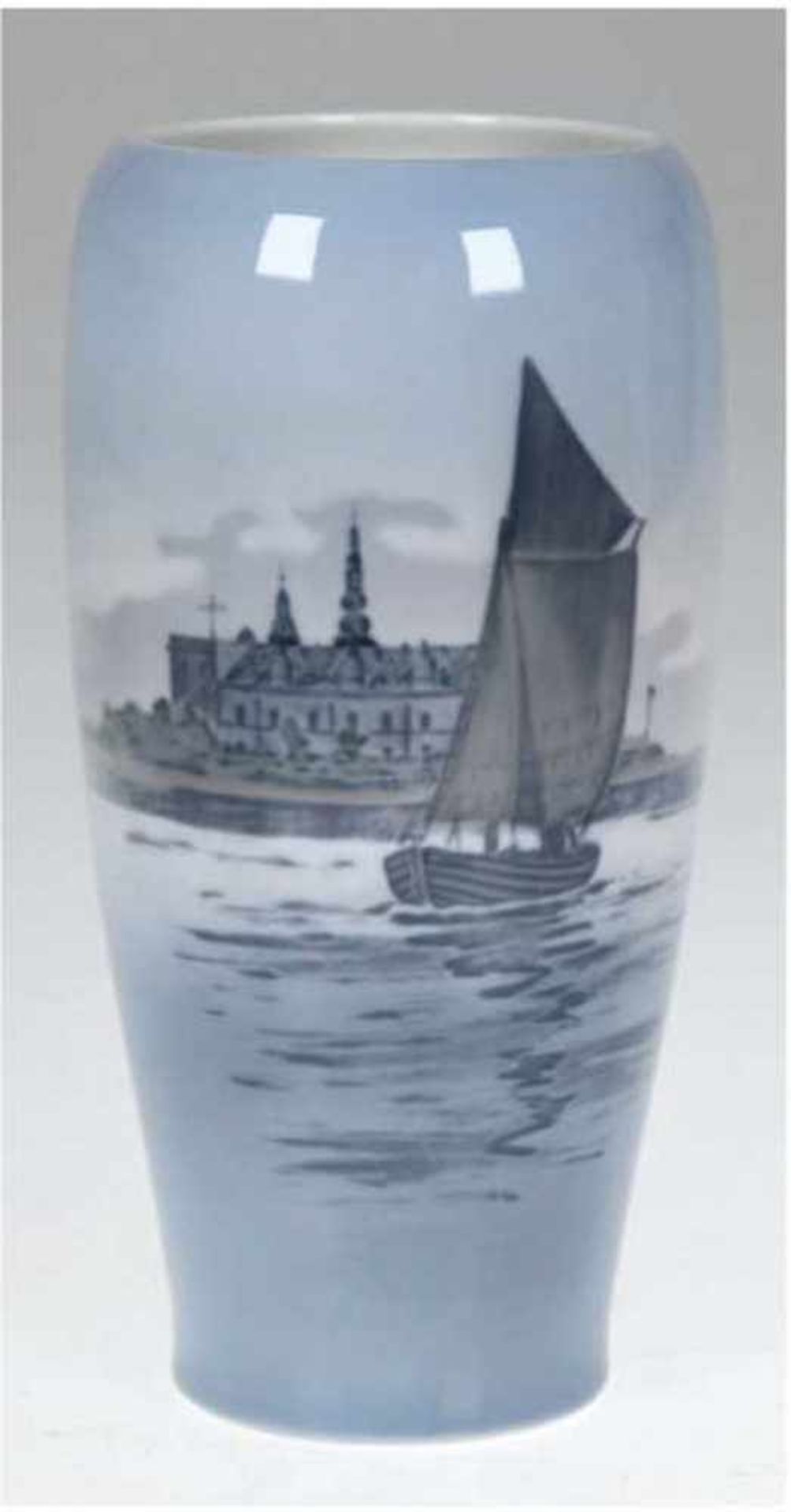 Vase, Royal Copenhagen, mit Landschaft in blauer Unterglasurmalerei, nummeriert 3430, H.