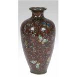 Cloisonne-Vase, mit polychromem Blumen- und Schmetterlingsdekor auf braunem Grund,