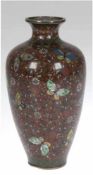 Cloisonne-Vase, mit polychromem Blumen- und Schmetterlingsdekor auf braunem Grund,