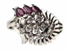 Brillant-Rubin-Ring, 585er WG, aufgefächerte Ringschiene mit fantasievoll gestaltetem