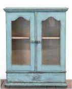 Hängeschrank, um 1900, Weichholz, blau gefaßt, 2-türiger, frontseitig verglaster Korpus