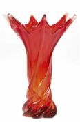 Murano-Vase, Klarglas mit roter Einschmelzung, gedrehter Korpus mit ausgestelltem,