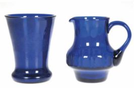 Biedermeier-Kännchen und -Becher, Böhmen, blaues Glas mit Abriß bzw. ausgeschliffenem